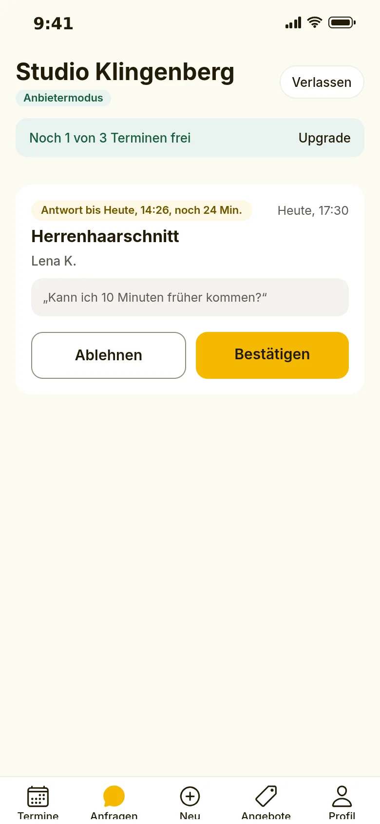 App-Screen Anfragen im Anbietermodus: eine offene Anfrage von Lena K. für den Herrenhaarschnitt heute um 17:30 mit Antwortfrist und den Buttons Ablehnen und Bestätigen