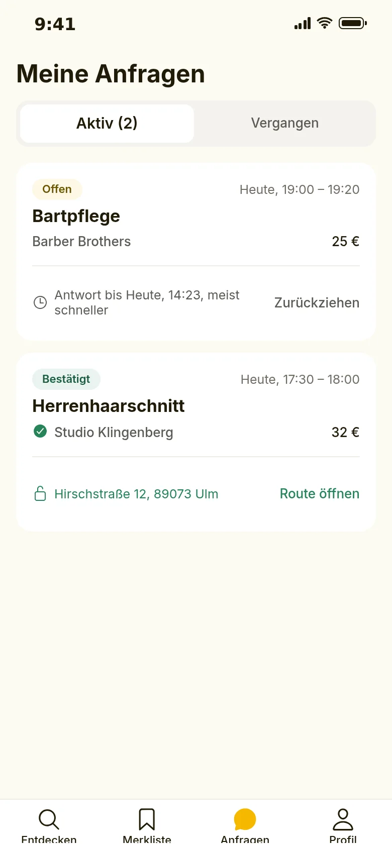 App-Screen Meine Anfragen: eine offene Anfrage für Bartpflege bei Barber Brothers mit Antwortfrist und ein bestätigter Herrenhaarschnitt bei Studio Klingenberg mit Adresse und Route