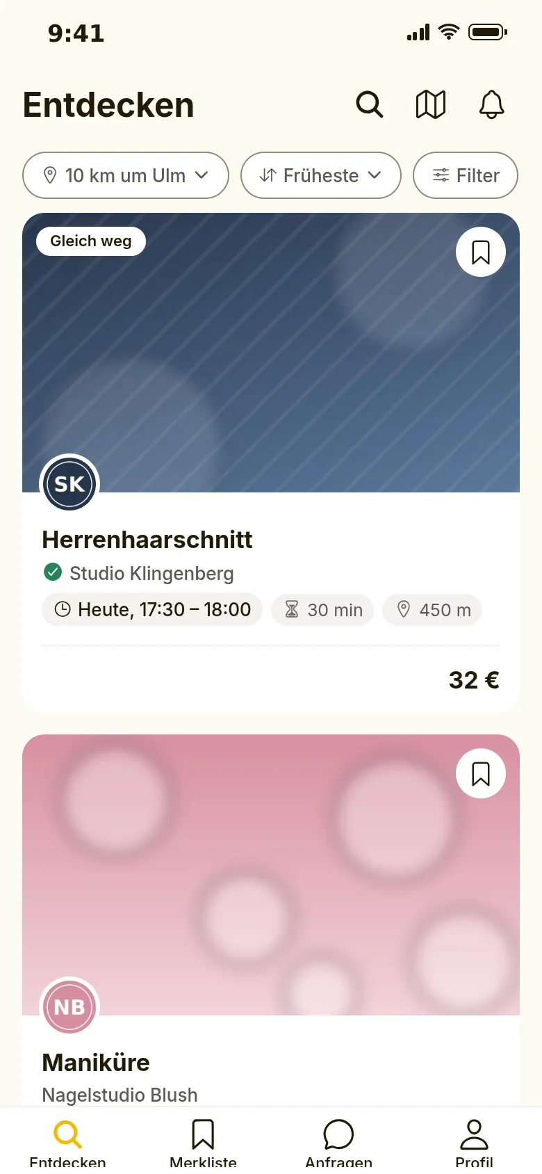 App-Screen Entdecken: Liste freier Termine im Umkreis von 10 km um Ulm, oben ein Herrenhaarschnitt bei Studio Klingenberg heute um 17:30 für 32 Euro