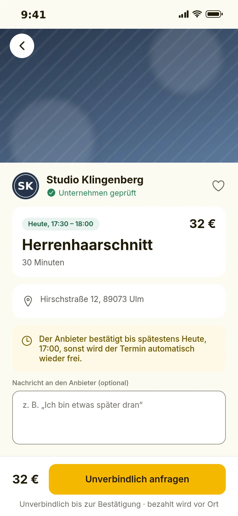 App-Screen Termindetails: Herrenhaarschnitt bei Studio Klingenberg heute 17:30 bis 18:00 für 32 Euro, Adresse Hirschstraße 12 in Ulm, Antwortfrist des Anbieters und der Button Unverbindlich anfragen